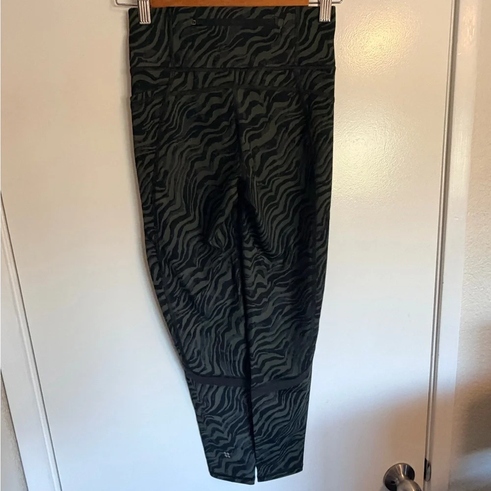 Sweaty Betty Olive Green Zero Gravity 7/8 Leggings - Picture 4 of 7